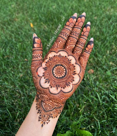 Swipe left to see the henna stain progress @sonias_henna_art 🌿💚🧡❤️🤎 . Henna stains take 2-3 days to fully mature. Natural henna Stain starts from a bright orange color(immediately after paste removal) and over the course of 2 days, the stain oxidizes from orange to red to deep brown color. 🤎 Some basic steps to follow; see bellow - Allow paste to dry 30 minutes - Once the henna paste is dry, seal it with some lemon and sugar mixture (repeat this few times) - Allow the dry henna paste ... Steps Rangoli Designs, Front Mehndi Design, Henna Stain, Bridal Mehendi Designs Hands, Legs Mehndi Design, Mehndi Designs Bridal Hands, Henna Paste, Plant Magic, Mehndi Designs For Kids