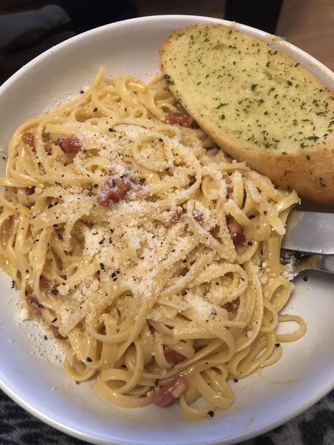 [Homemade] Spaghetti Carbonara with a cheeky garlic bread Homemade Spaghetti, Spaghetti Carbonara, Yummy Comfort Food, Food Goals, Food Images, Green Juice, The Hub, Food Obsession, Garlic Bread