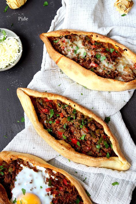 Ground Beef And Bell Peppers, Ground Beef Pizza, Pide Recipe, Beef Pizza, Turkish Pizza, Menue Design, Middle Eastern Recipes, Turkish Recipes, Bell Peppers