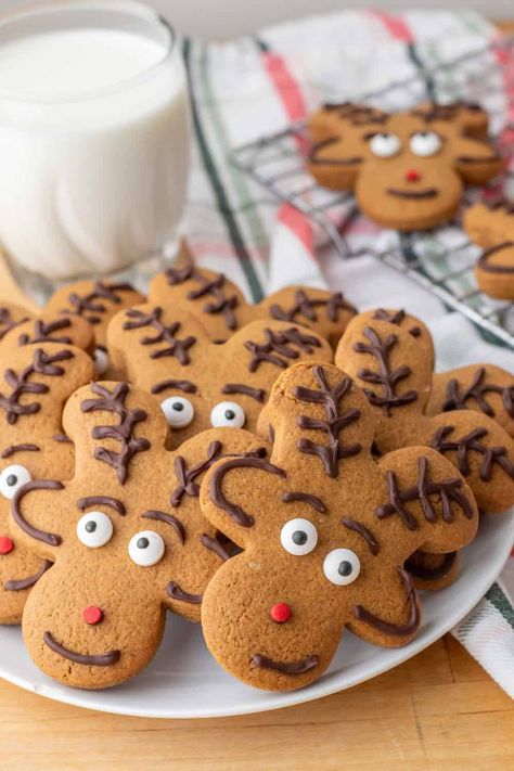 Reindeer Gingerbread Cookies Reindeer Gingerbread Cookies, Penguin Cupcakes, Gingerbread Man Recipe, Gingerbread Reindeer, Gingerbread Dough, Reindeer Cookies, Ginger Bread Cookies Recipe, Winter Treats, Gingerbread Recipe