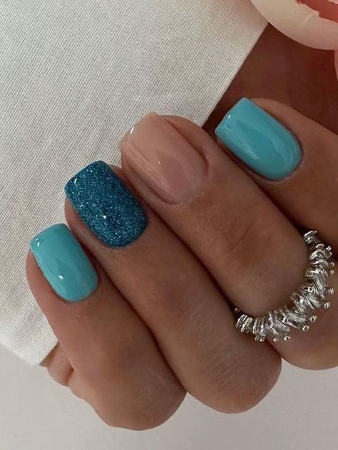 Get ready for your summer nail makeover with these stunning turquoise nails! From subtle to bold, we’ve got you covered! Short Beach Nails Acrylic, Turquoise Manicure Ideas, Nail Dip Short Nails, Spring Gel Polish Nails, Mail Color Combinations, Mani Pedi Gel Ideas, Cute Summer Nails Designs Beach, Turquoise Gel Nails Design, Beach Colored Nails