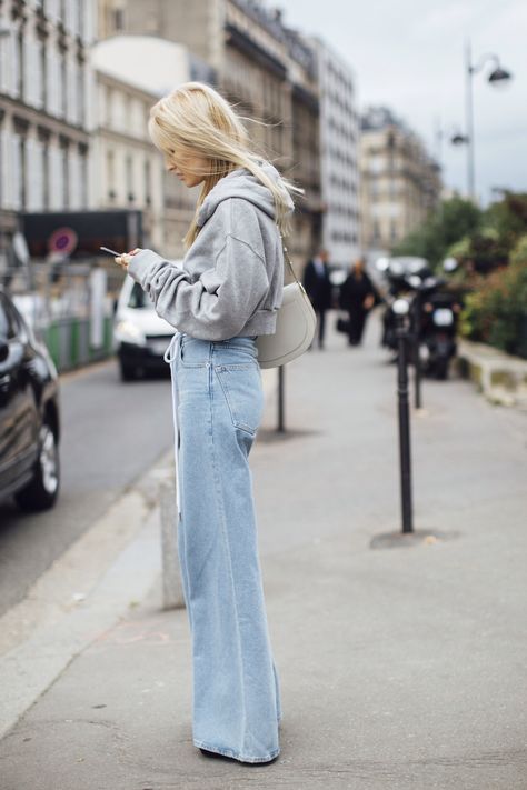 The hoodie Light Jeans Outfit, Oversized Sweatshirt Outfit, Wide Leg Jeans Outfit, Blue Jean Outfits, Oufits Casual, Light Jeans, Sweatshirt Outfit, Denim Trends, Wide Jeans