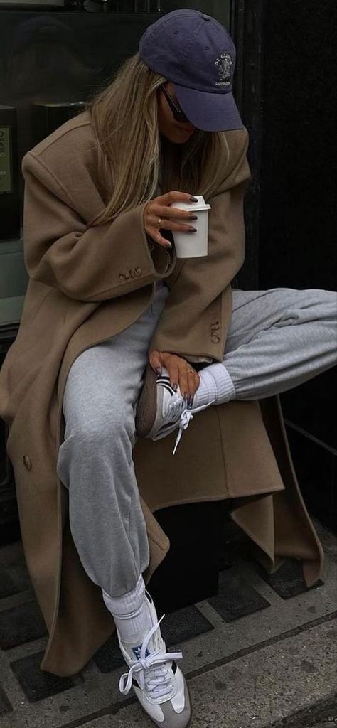 Street Sporty Style, Copenhagen Street Style Autumn, Aw 2023 Street Style, Street Wear 2023 Woman, Fall Streetwear 2023, Casual Autumn Outfits 2023 Women, Fall Outfits Women Casual Street Styles 2023, Fall 2023 Streetwear, Aw23 Street Style