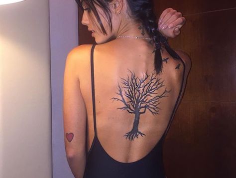 Nature Collarbone Tattoo, Tree Back Tattoo Women, Tree Spine Tattoo, Tree Back Tattoo, Tattoo Biomechanical, Watercolor Realistic, Tree Tattoo Back, Roots Tattoo, Majestic Tree