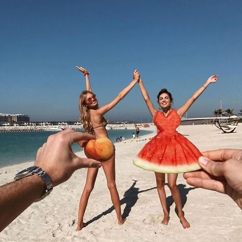 #watermelon dress at the beach Funny Friend Pictures, Funny Quotes For Kids, Friend Pictures Poses, Best Friends Funny, Foto Tips, Bff Pictures, Trik Fotografi, Friend Photoshoot, Funny Animal Pictures