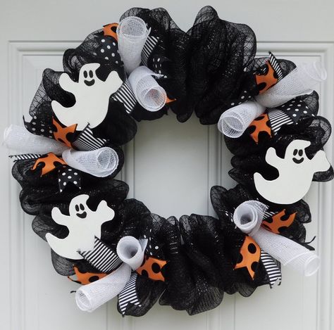 Ghost Wreath Deco Mesh, Halloween Ghost Wreath Diy, Halloween Wreath Ideas Diy, Halloween Tulle Wreath, Dollar Store Halloween Diy, Knitted Halloween, Halloween Wreath Ideas, Diy Halloween Ghosts, Cheap Halloween Diy