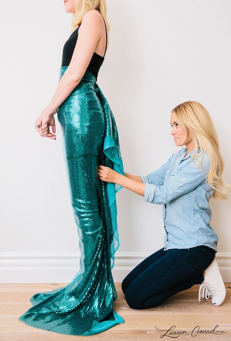 Lauren Conrad's DIY Mermaid Halloween Costume {easy to make and so cute} Mermaid Costume Top, Costumes Faciles, Mermaid Halloween Costume, Diy Fantasia, Snowman Costume, Mermaid Halloween Costumes, Costume Carnaval, Diy Mermaid, Costume Disney