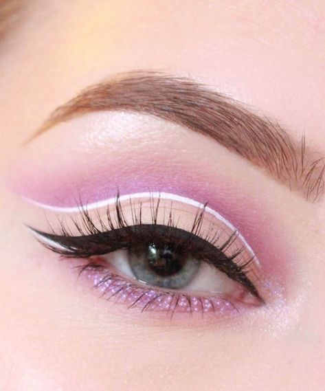 h o l l a Creative Eye Makeup Looks, Different Eyeliner, Eyeliner Trends, Creative Eyeliner, Evening Eye Makeup, Cute Eye Makeup, Make Up Inspiration, Eye Makeup Pictures, Eyeliner Makeup