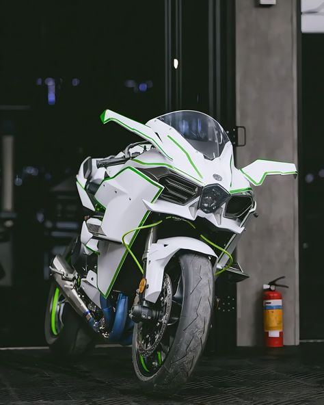 Nothing is able to beat this beast till this date in the street and that's a huge achievement in it's self. By @enginekcuf #Kawasaki #Ninja #H2 #NinjaH2 #Fastestbike Kawasaki Ninja H2, Kawasaki Ninja H2r, Ninja H2r, Kawasaki H2, Kawasaki Motor, Kawasaki Motorcycle, Super Bike, Fast Bikes, Kawasaki Motorcycles