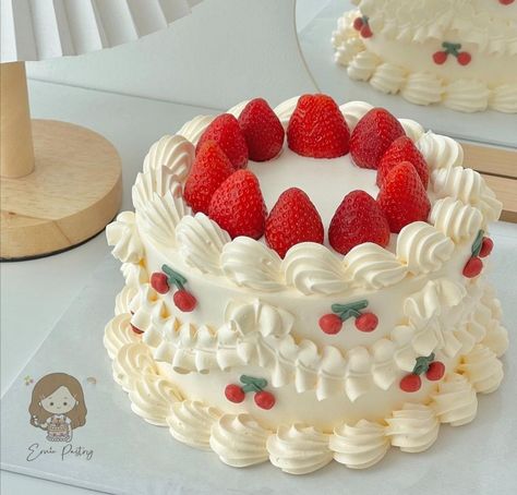 Pretty Cakes Easy, Strawberry Cake Decoration, Cake Inspo Birthday, Pasteles Aesthetic, Birthday Cake Strawberry, Strawberry Birthday Cake, Vintage Birthday Cakes, Aesthetic Cake, Cake Aesthetic