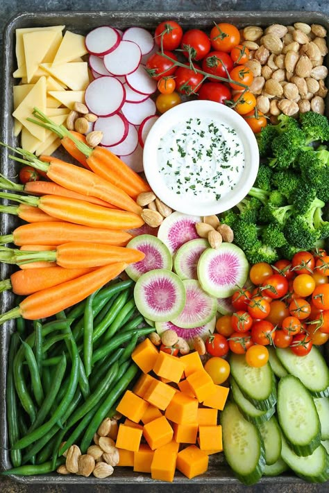 Vegetable Platter with Greek Yogurt Ranch - The ultimate crudités platter with a healthy Greek yogurt Ranch! You cannot even taste the difference! Yogurt Ranch, Greek Yogurt Ranch, Crudite Platter, Healthy Greek Yogurt, Vegetable Tray, Vegetable Platter, Party Food Platters, Charcuterie Recipes, Veggie Tray