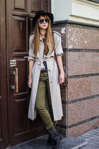 How to Wear Chinos? 20 Best outfits to Wear with Chinos Chinos For Women, Olive Chinos, Women Looks, Womens Chinos, Brown Leather Crossbody Bag, Fashion Glamour, Leather Lace Up Boots, Outfit Trends, All Black Outfit