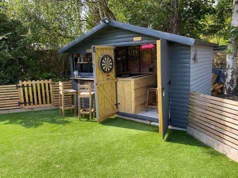 Couple convert garden shed into a pub for £500 in brilliant backyard transformation - Manchester Evening News Garden Pub Shed, Backyard Bar Shed, Backyard Pub, Bbq Shack, Garden Bar Shed, Garden Pub, Yard Bar, Garden Bars, Garage Pub