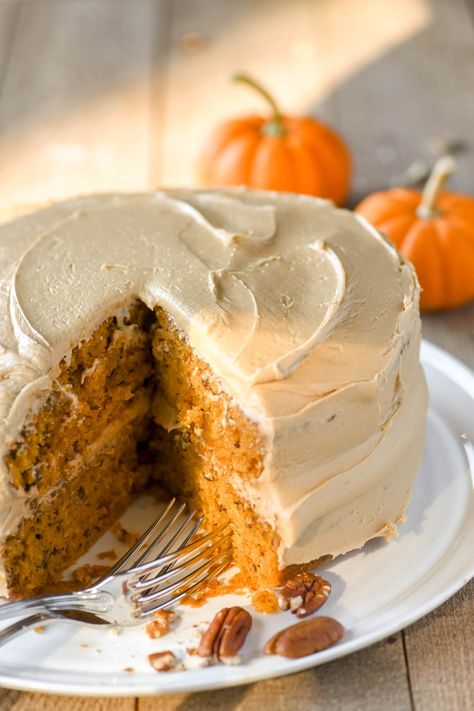 A light and fluffy pumpkin layer cake with a decadently creamy caramel frosting is perfect for Thanksgiving! Pumpkin Cake With Caramel Frosting, Pumpkin Layer Cake Recipes, Pumpkin Biscoff Cake, Pumpkin Caramel Cake, Pumpkin Layer Cake, Mine Cake, Cake With Caramel Frosting, Pumpkin Cakes, Autumn Baking