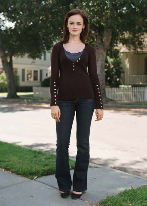 Mid-2000s Fashion: A Requiem | cookies + sangria Mid 2000s Fashion, Rory Gilmore Style, Gilmore Girls Fashion, Gilmore Girls Outfits, The Gilmore, Gilmore Girls Seasons, 2000s Fashion Trends, Gilmore Girl, Rory Gilmore