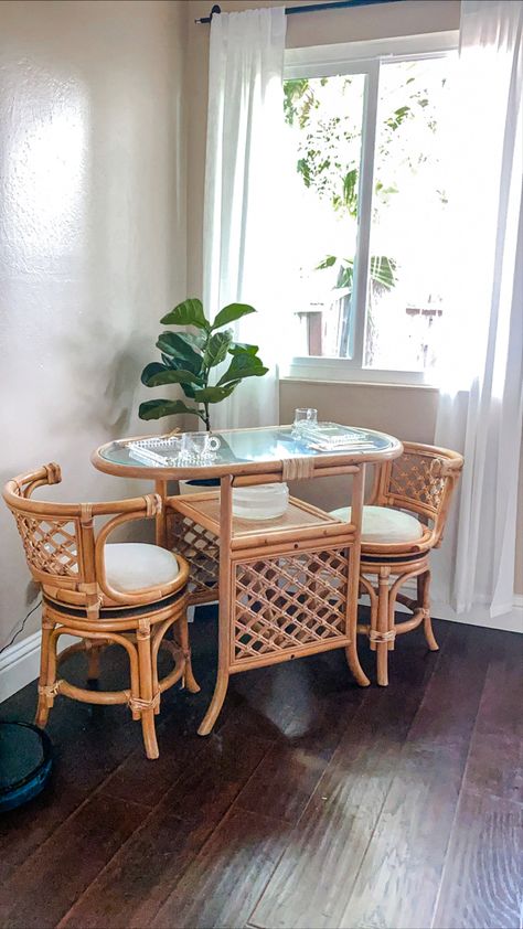 Rattan Furniture Vintage, Bamboo Kitchen Table, Rattan Dinner Table, Wicker Aesthetic, Rotan Furniture, Wicker Dining Room, Rattan Aesthetic, Rattan Table And Chairs, Wicker Living Room