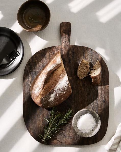 Wooden bread board. #kitchen #kitcehndecor #interior #home #homedecor #styling #wood #wooden #ineriordesign Simple Table Settings, Hm Home, Wood Chopping Board, Wooden Chopping Boards, H&m Home, Wood And Marble, Spring Table, Bread Board, Rustic Farmhouse Decor