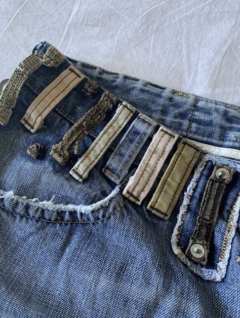 Diy Pockets On Pants, Upcycling Pants, Upcycled Fashion Refashioning, Upcycled Outfits, Horrible Outfits, Making Clothes From Old Clothes, Painting On Jeans, Reconstructed Fashion, Redesign Clothes