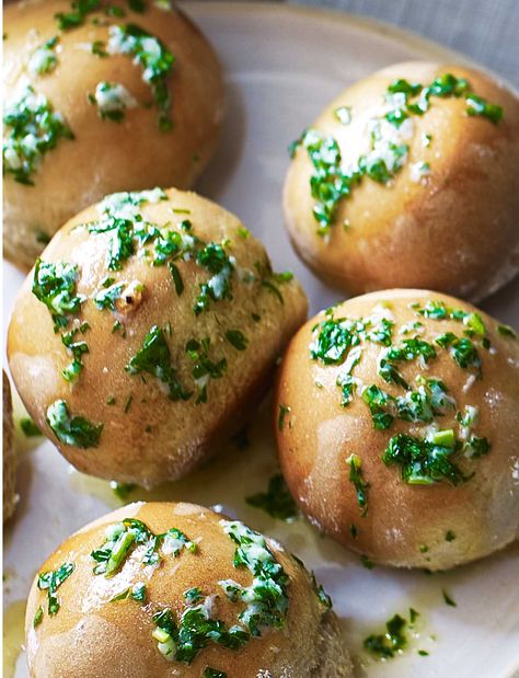 These thrifty garlic dough balls are a real treat with a pasta dish Doughball Recipes, Garlic Dough Balls, Sainsburys Recipes, Donut King, Delicious Pizza Recipes, Garlic Rolls, Homemade Garlic Bread, Pizza Roll, Sharing Platters