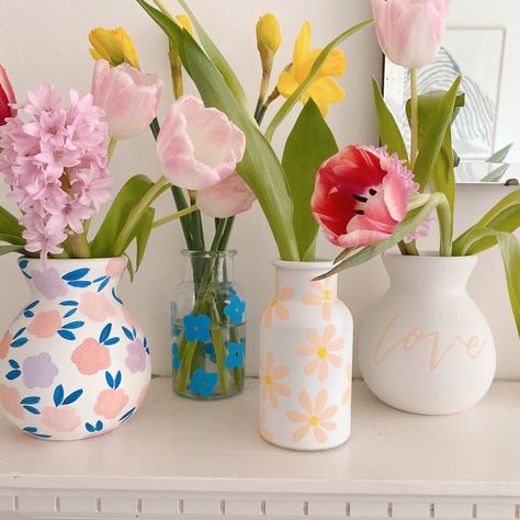 Diy Paint Vase Ideas, Vase Art Drawing, Painting Vases Diy Ideas, Vase Tutorial, Flower Vase Art, Diy Painted Vases, Homemade Vase, Flower Vase Crafts, Pottery Pinch Pot