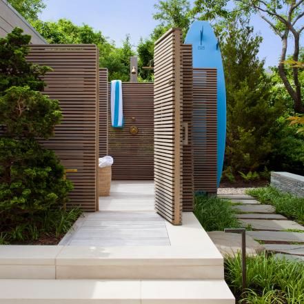 This luxurious outdoor shower provides an outlet for a tranquil post-swim rinse-off. The wood-slat walls offer privacy while complementing the backyard ambiance. Outdoor Pool Shower Ideas, Montauk Beach, Kleiner Pool Design, Outdoor Bathroom Design, Pool Shower, Modern Pergola, Garden Shower, Coastal Gardens, Modern Pools