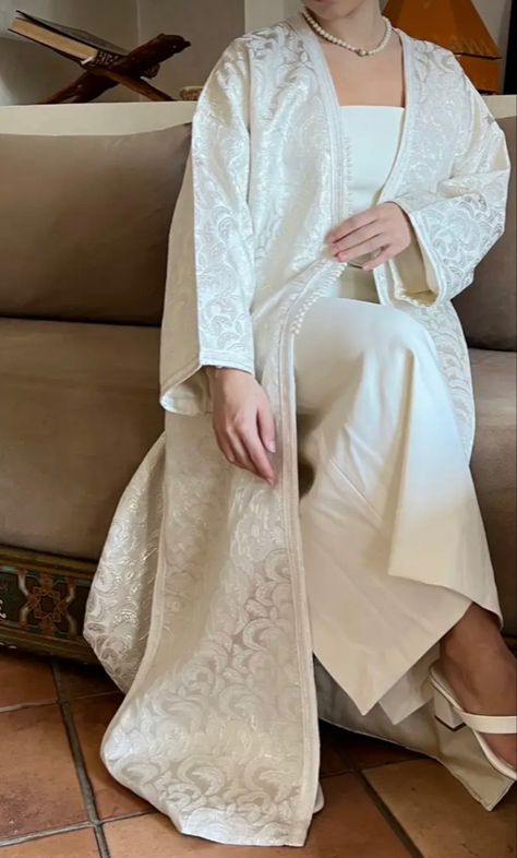 Moroccan Kimono, Moroccan Abaya, Moroccan Outfit, Extra Makeup, Wedding Abaya, Morrocan Fashion, Moroccan Kaftan Dress, Moroccan Clothing, Style Marocain