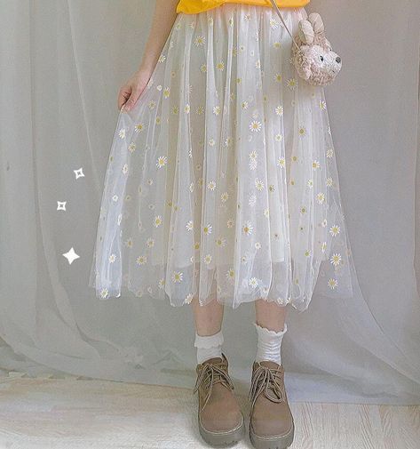 Daisy Skirt Outfit, Flower Skirt Outfit, Daisy Outfit, Daisy Skirt, Tulle Skirts Outfit, Harajuku Street Fashion, White Tulle Skirt, Womens Sweatshirts Fashion, Harajuku Street