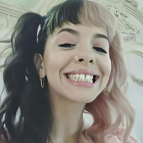 Strawmellie Pfp, Melanie Martinez Teeth, Mealine Martinez, Gap Teeth, Her Music, Melanie Martinez, Adele, Pretty People, So Cute