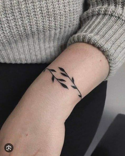 Delicate Black Tattoo, Tattoo Arm Band Women, Wrist Band Tattoo For Women, Flower Armband Tattoo, Ember Tattoo, Flower Band Tattoo Design, Tattoos Pulseras, Anklet Tattoos For Women, Wrist Band Tattoo