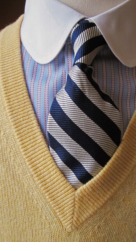 Brooks Brothers. Club collar. #tie #brooksbrothers Club Collar Dress Shirt, Club Collar Shirt, Mens Fashion Classic, Dapper Men, Fashion Suits For Men, Ivy League, Well Dressed Men, Mens Fashion Suits, Gentleman Style