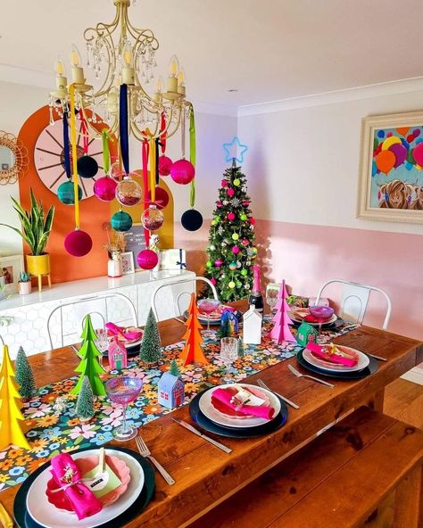 Colorful Christmas Dinner Table, Colorful Christmas Front Porch, Modern Eclectic Christmas Decor, Bright Christmas Table, Vintage Colorful Christmas, Colorful Christmas Table, Funky Christmas Decor, Nutcracker Decor, Kitschy Christmas