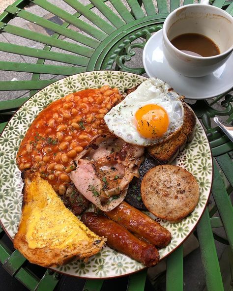 Irish Aesthetic, Scotland Food, Ireland Culture, Ireland Aesthetic, Ireland Food, Crazy Food, Irish Dishes, Irish Breakfast, Breakfast Rolls