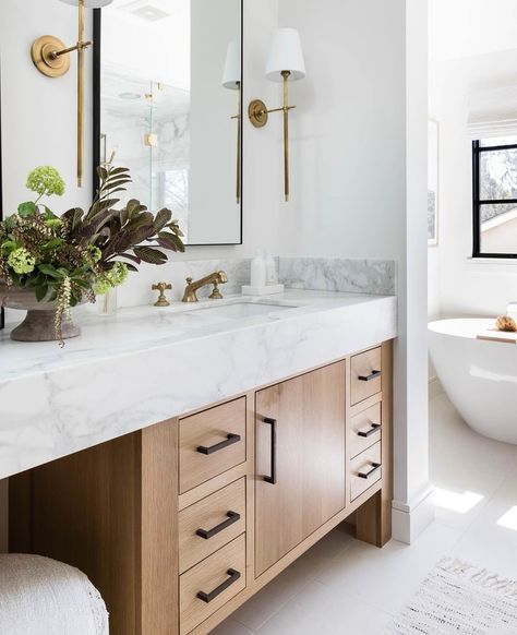 • this gorgeous California spa-inspired primary bath is straight dreamy 💭✨🫧🛁 —— from all the natural light, bright and airy marble to the mix of the soft natural white oak vanities everything is perfect about this one. @puresaltinteriors never disappoints with their designs. ——— This #losgatosproject is a huge inspiration as we are currently speaking with a potential new client looking for a California Spanish inspired full home renovation here in Seattle!! This design embodies everything... Becki Owens Bathroom, Master Bath Vanity Ideas Double Sinks, Farmhouse Rooms, Tile Shower Niche, 2024 Bathroom, Modern Master Bath, Interior Design Portfolio Layout, City Bathrooms, Mountain Home Exterior