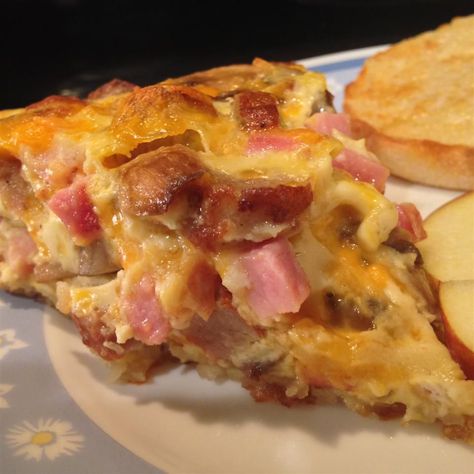 This Tater Tot quiche has a crisp and golden potato crust filled with eggs, ham, cheese, and onions. It's a killer option for a weekend brunch. Lobster Mac And Cheese Recipe, Cornbread Bake, Bacon And Cheese Quiche, Mom Breakfast, Breakfast Strata, Corn Bread Bake, Quiche Recipes Easy, Lobster Mac, Lobster Mac And Cheese