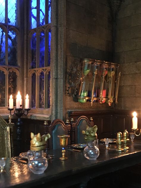 Harry Potter Magic Aesthetic, The Great Hall Hogwarts, Harry Potter Great Hall, Harry Potter Dr, Neutral Halloween Decor, Decor College Apartment, Hogwarts Shifting, Beauty Bar Salon, Shifting Visuals