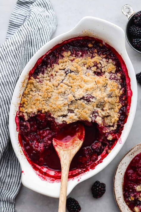 Blackberry Crumble | The Recipe Critic Pecan Biscuits, Blueberry Crumb Pie, Fruit Crisp Recipe, Blueberry Rhubarb, Rhubarb Cobbler, Crumb Pie, Blackberry Crumble, Berry Crumble, Berry Cobbler