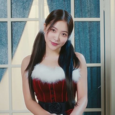 Yeri Red Velvet, Getting Over Her, Kim Yerim, Christmas Icons, Girl Icons, Kpop Girl Groups, Beautiful Christmas, Red Christmas, South Korean Girls