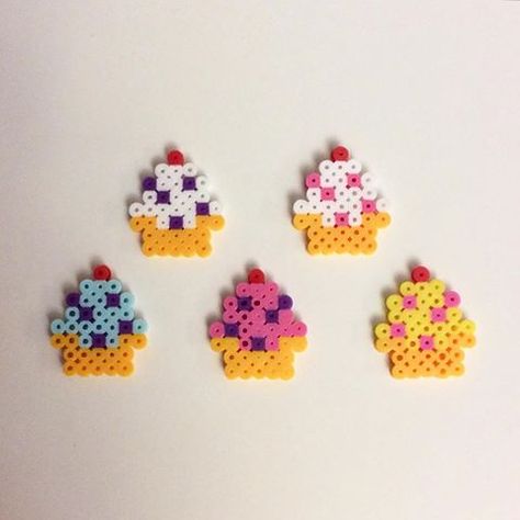 Cupcake Perler Beads, Perler Beads Cupcake, Cupcake Perler Bead Patterns, Cake Perler Beads, Perler Pattern, Hama Mini, Hamma Beads Ideas, Easy Perler Beads Ideas, Fuse Bead Patterns