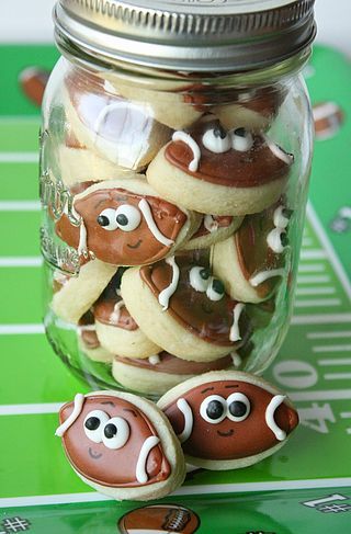 Mini Football Cookies | Munchkin Munchies | Bloglovin' Thanksgiving Memories, Super Bowl Cookies, Football Desserts, Football Cakes, Football Treats, Superbowl Desserts, Cookie Platters, Sports Cookies, Football Party Foods