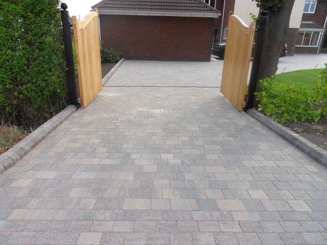 Block Paving Patio, Front Garden Ideas Driveway, Block Paving Driveway, Garden Ideas Driveway, Paving Ideas, Permeable Pavers, Driveway Paving, Patio Steps, Driveway Design