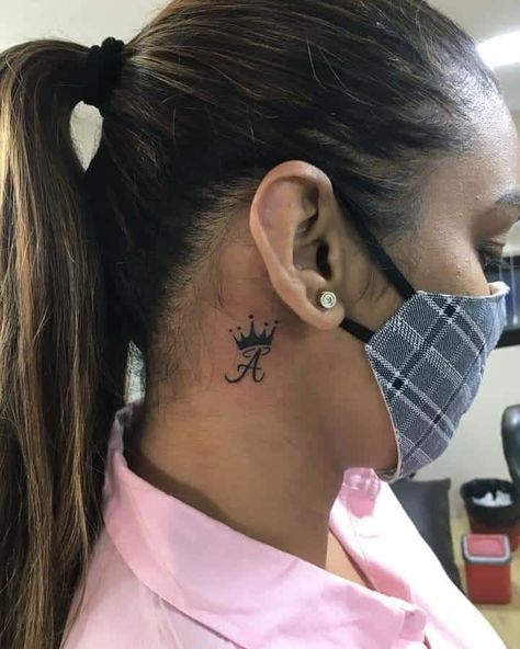 Crown Neck Tattoo, Name Tattoos On Neck, Small Crown Tattoo, Butterfly Neck Tattoo, Wörter Tattoos, Small Neck Tattoos, Face Tattoos For Women, Behind Ear Tattoos, Girl Neck Tattoos