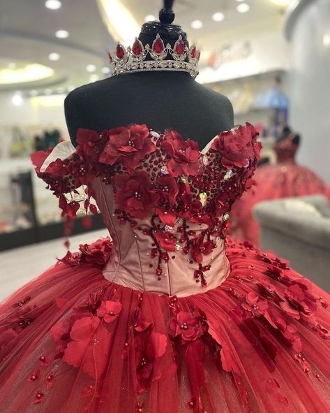 Red Paris Quinceanera Theme, Red And Gold Quince Dress, Hollywood Quince, Dark Red Quinceanera Dresses, Red Quinceanera Ideas, Quinceanera Red, Red Quinceanera Dress, Burgundy Quinceanera Dresses, Quince Stuff