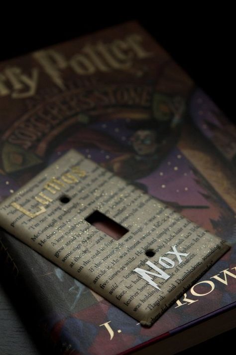 Harry Potter Playroom, Harry Potter Dorm Room, Harry Potter Dorm, Lumos Nox Light Switch, Harry Potter Baby Nursery, Harry Potter Kitchen, Harry Potter Lumos, Harry Potter Bathroom, Harry Potter Library