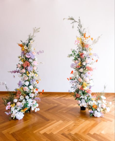 Assymetrical Arch Wedding, Wedding Alter Floor Flowers, Half Floral Arch, Simple Flower Arch Wedding, Wedding Flower Tower, Wedding Arch Flowers Simple, Whimsical Wedding Arch, Wedding Flower Table, Guayabera Wedding