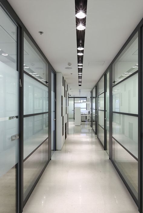 Granot Lawyers Tel Aviv Offices - Office Snapshots Office Passage Ceiling Design, Lawyer Office Interior, Office Partition Design, Startup Office, Lawyer Office, Office Building Architecture, City Office, Office Partition, Clinic Design