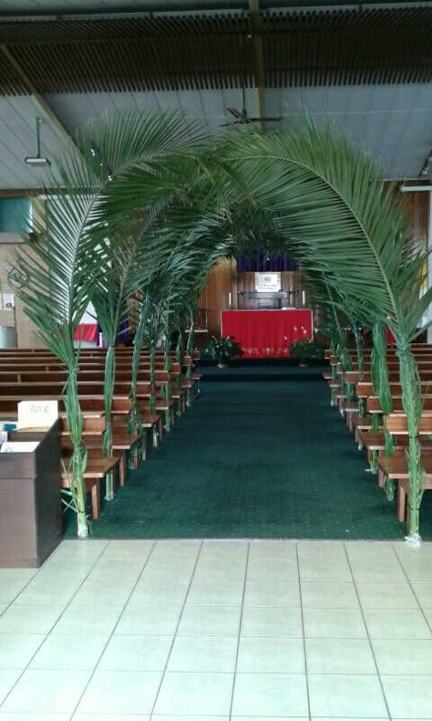 Palm Sunday Decorations Church Flower Arrangements, Bright Wedding Decorations, Advent Church Decorations, Palm Sunday Decorations, Event Entrance, Beach Themed Crafts, First Communion Decorations, Easter Flower Arrangements, Church Wedding Decorations