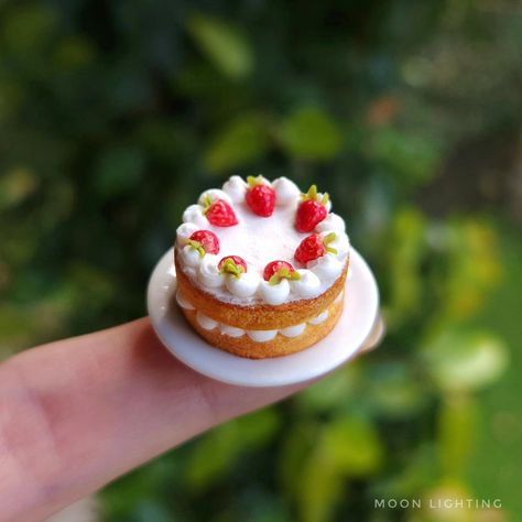 Clay Desserts, Polymer Clay Cake, Mini Torte, Miniature Things, Mini Stuff, Glass Painting Designs, Miniature Cake, Pasta Francesa, Cute Polymer Clay