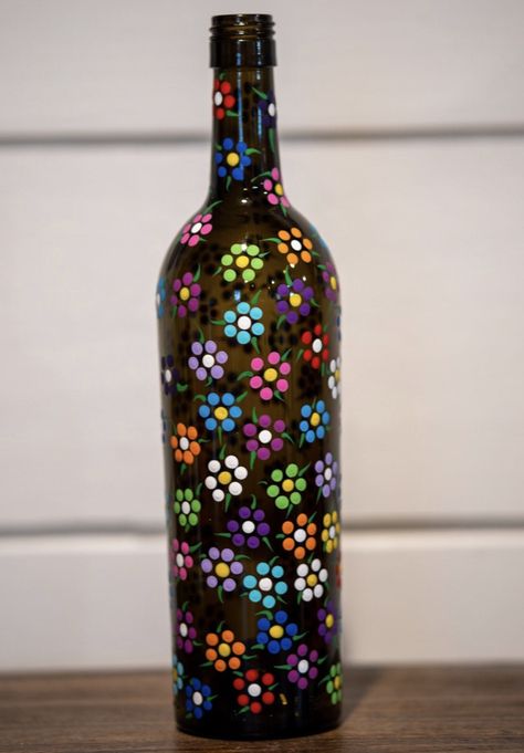 Q Tip Bottle Painting, Dot Art On Glass Bottles, Dot Bottle Painting, Bottal Art Ideas, Dot Painting On Bottles, Glass Bottle Painting Ideas Easy, Painted Wine Bottles Diy, Painted Bottles Ideas, Painting On Glass Bottles