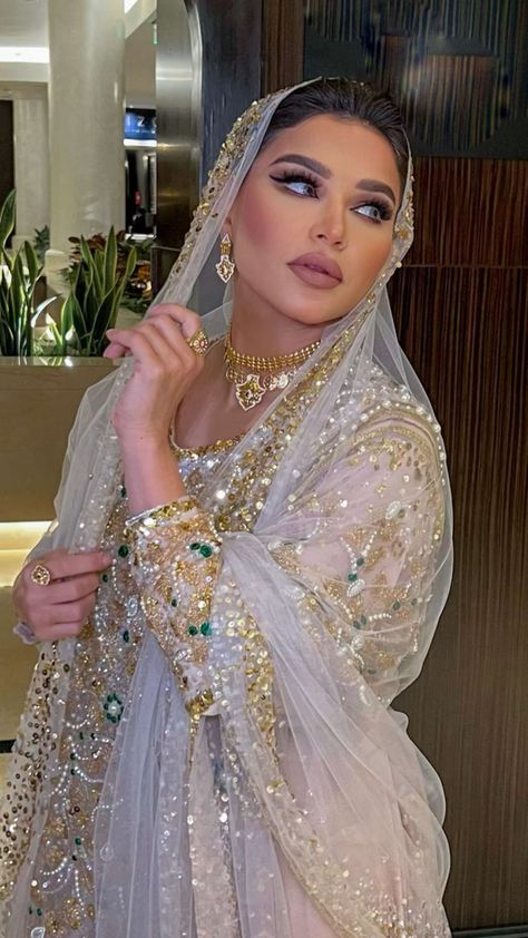 Arab Engagement Dress, Arab Bridal Dress, Event Dresses Classy, Afghan Wedding, Muslim Fashion Hijab Outfits, Moroccan Wedding, Afghan Clothes, Wedding Picture Poses, Arab Fashion