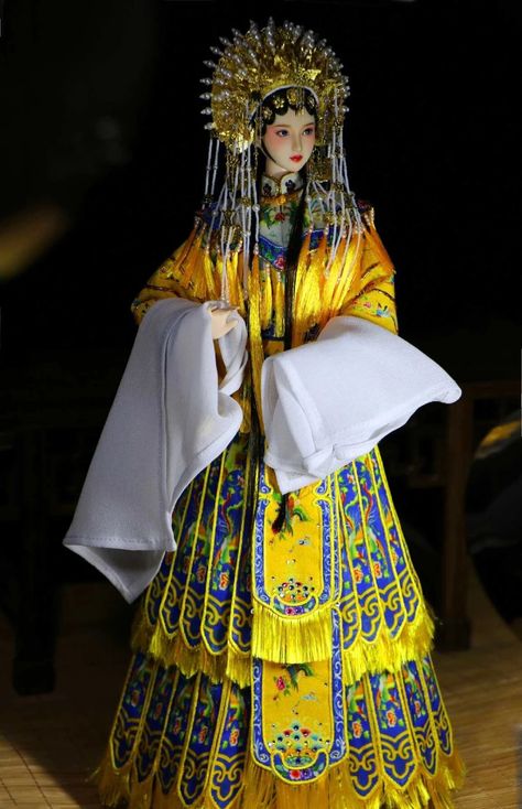 Chinese Opera Outfit, Chinese Opera Costume, Pekin Opera, Opera Outfit, Asian Traditional Clothes, Authentic Costumes, Asian Dolls, Hina Matsuri, Beijing Opera